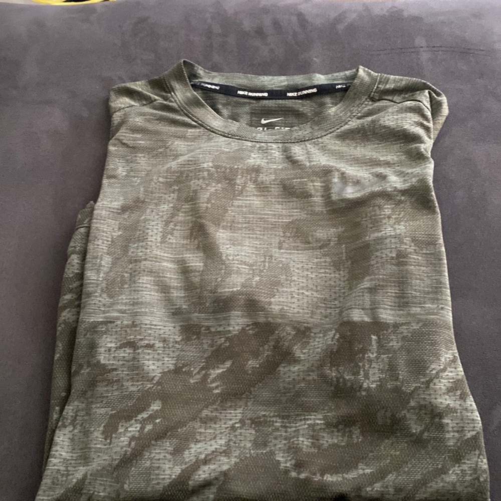 Large Nike Running Dri-Fit short sleeve Shirt
